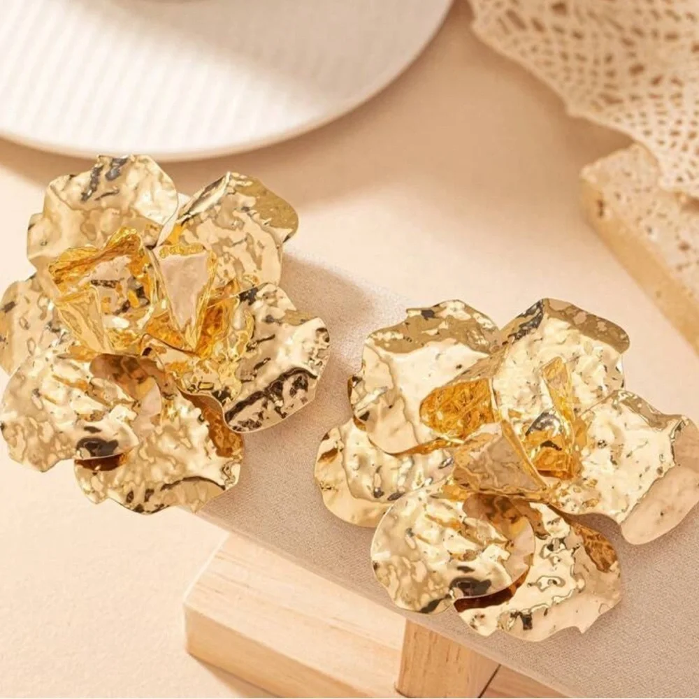 Flower statement earrings beautiful elegant 🤩✨✨ with beautiful gift box …